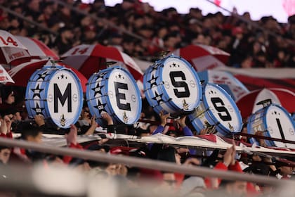 Los bombos de la barra de River en homenaje a Lionel Messi