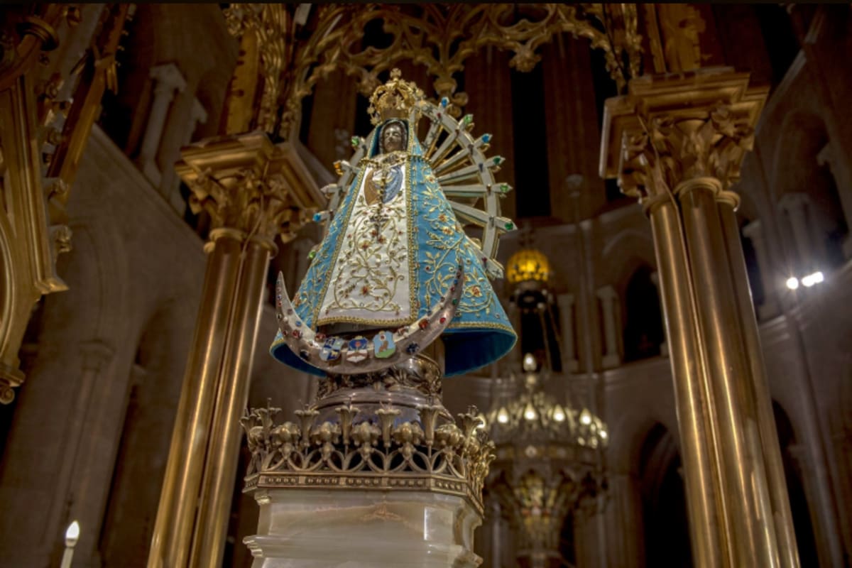 Los bordados dorados de hilos, piedras y canutillos se realizan a mano. No son de oro ni de materiales costosos. El traje de la virgen se cambia una vez por año en un ceremonia especial