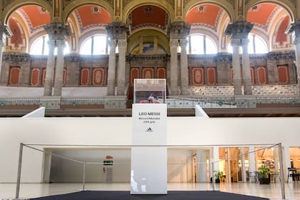 El calzado del rosarino exhibido en la magnificencia del museo catalán.