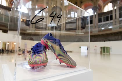 Los botines de Lionel Messi. exhibidos en el Museo de Arte de Cataluña (MNAC).