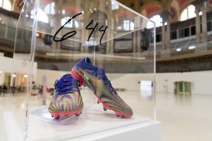 Los botines de Lionel Messi exhibidos Museo de Arte de Cataluña (MNAC)