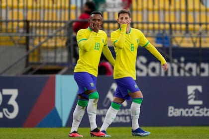 Los brasileños Marcus Oliveira y Patryck Dos Reis celebran luego del autogol de Antonio Leone durante la semifinal del fútbol varonil de los Juegos Panamericanos en Viña del Mar, Chile, miércoles, noviembre 1, 2023. (AP Foto/Moisés Castillo)