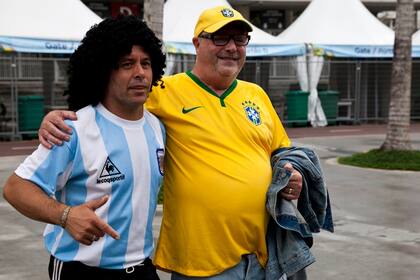 Los brasileños también qieren su foto con Maradona