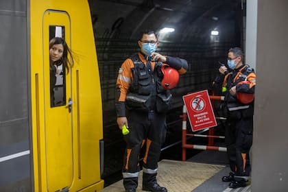 Los brigadistas mantienen contacto directo con los conductores y guardas y tienen autorización para viajar en la cabina de mando