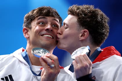 Los británicos Thomas Daley y Noah Williams celebran el segundo puesto en los saltos sincronizados, en la plataforma de 10 metros sincronizados de París 2024