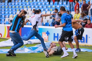 Los brutales incidentes en Querétaro vs. Atlas llegaron a la cancha; hubo escenas de suma crueldad.