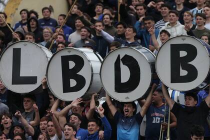 Los Buenmozos de Boulogne (LBDB), la banda que alienta al SIC en cada partido, pero siempre respetando al rival