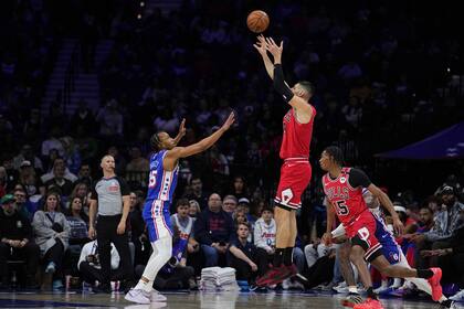 Los Bulls se preparan para el mini-torneo de la NBA con victoria 122-102 sobre los 76ers