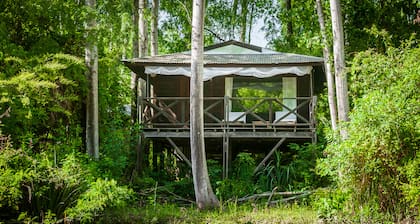 Los bungalows son amplios e íntimos, con generosos decks que balconean sobre el río.