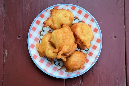 Los buñuelos de manzana surgieron en la Edad Media en España y se volvieron parte de la tradición culinaria argentina en el siglo XX