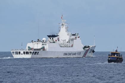 Los buques de la Guardia Costera china suelen cortar el paso a los barcos pesqueros y de suministro filipinos en aguas más cercanas a Filipinas.