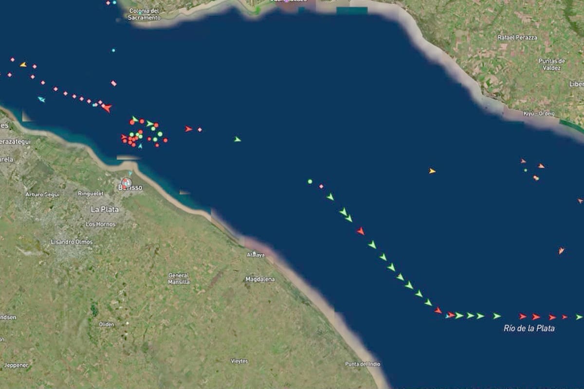 Los buques mercantes en la zona de Ensenada ya navegan hacia su destino por el canal del Río de la Plata