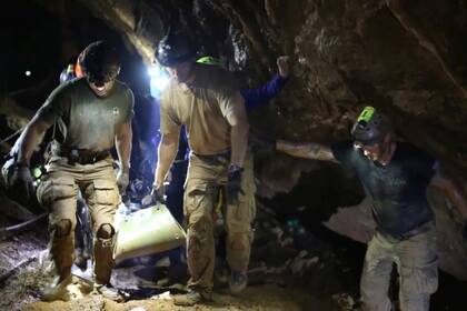 Los buzos debieron maniobrar en condiciones imposibles para abrirse camino entre corrientes turbulentas