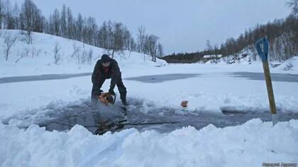 Los buzos tuvieron que romper el hielo que cubre el río Plura para sumergirse.