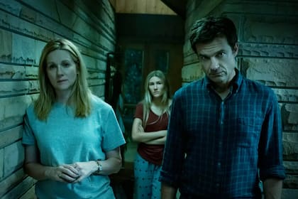 Los Byrde de Ozark, interpretados por Laura Linney, Jason Bateman y Sofia Hublitz
