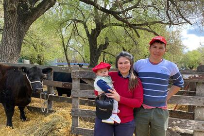 Los cabañeros Cyndi Gimenez y Julio Palacios junto al pequeño Lautaro en el predio de la Sociedad Rural de Olavarría