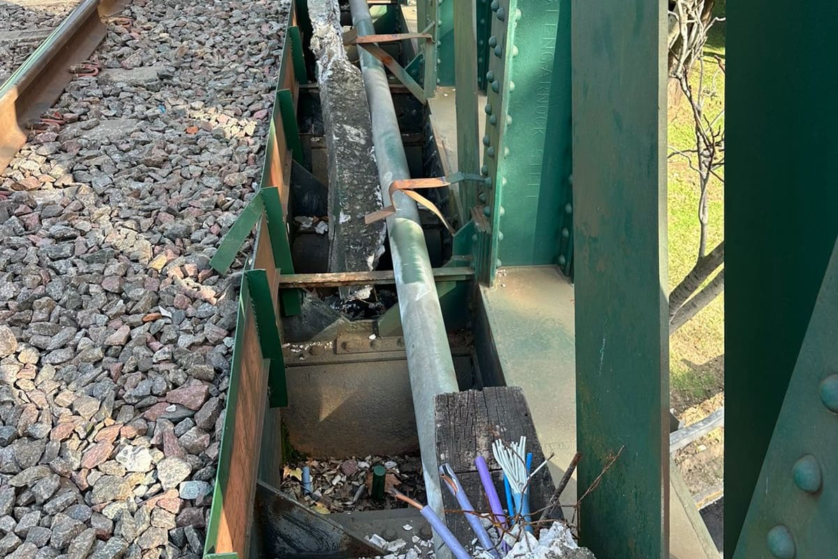 Los cables al descubierto y cortados sobre el puente donde ayer se produjo el accidente