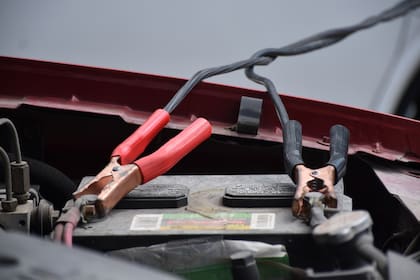 Los cables cocodrilo pueden hacer que encienda un auto sin batería si se cuenta con un donador