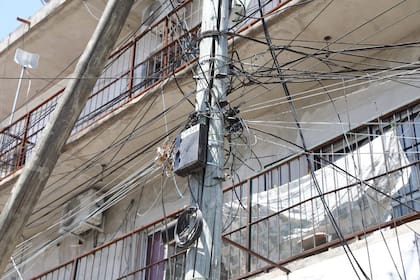 Los cables en el barrio la Esmeralda en San Martín, donde se originó ayer el apagón masivo de luz