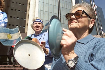 Los cacerolazos se hicieron sentir en la Argentina tras la aplicación del corralito
