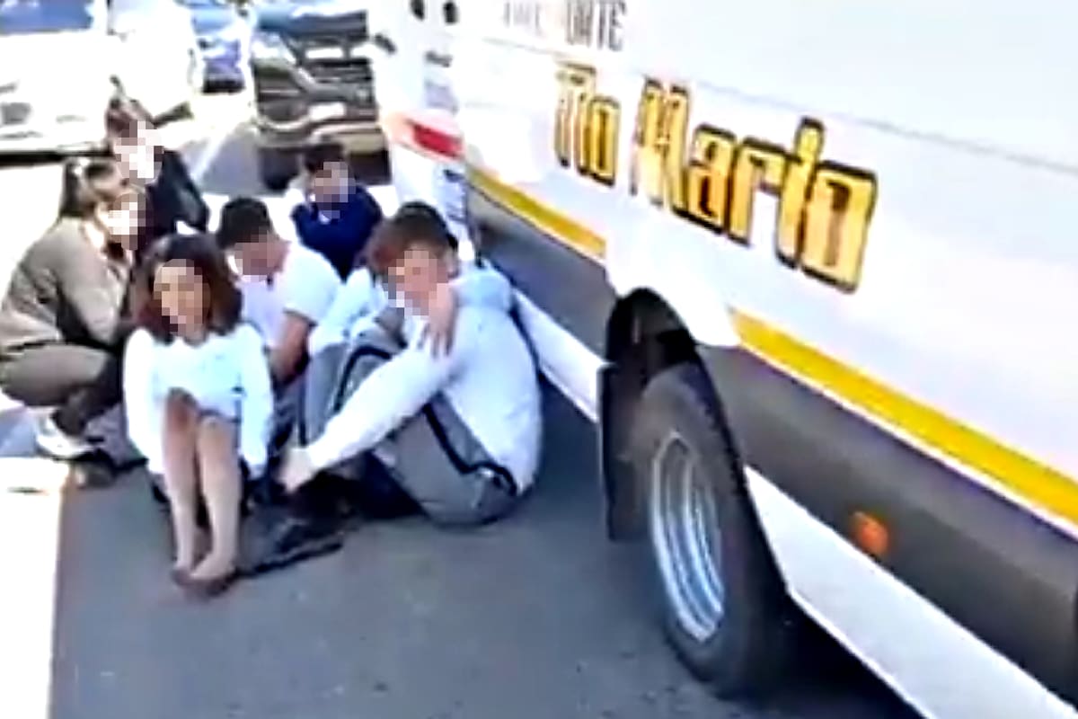 Los cadetes junto a la combi