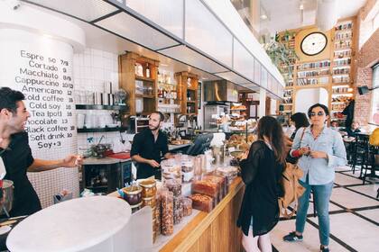 Los cajeros son parte de la fuerza laboral en EE.UU. y su salario varía según el estado en el que se desempeñen