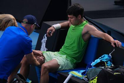 Los calambres complicaron a Alcaraz, que tenía el partido controlado ante Zverev