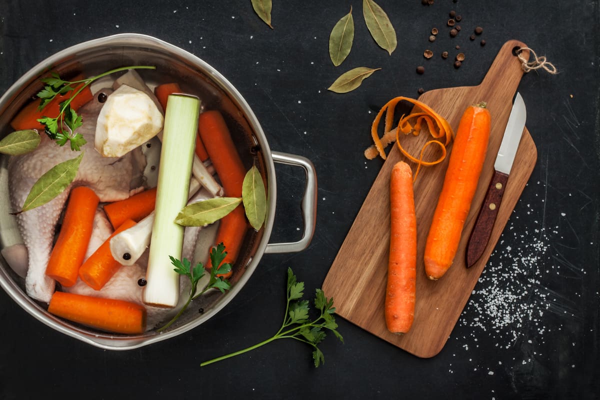 Los caldos de vegetales se usan como base para sopas y consomés y son un gran aliado para depurar toxinas