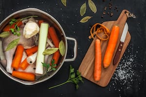 Los caldos de vegetales se usan como base para sopas y consomés.
