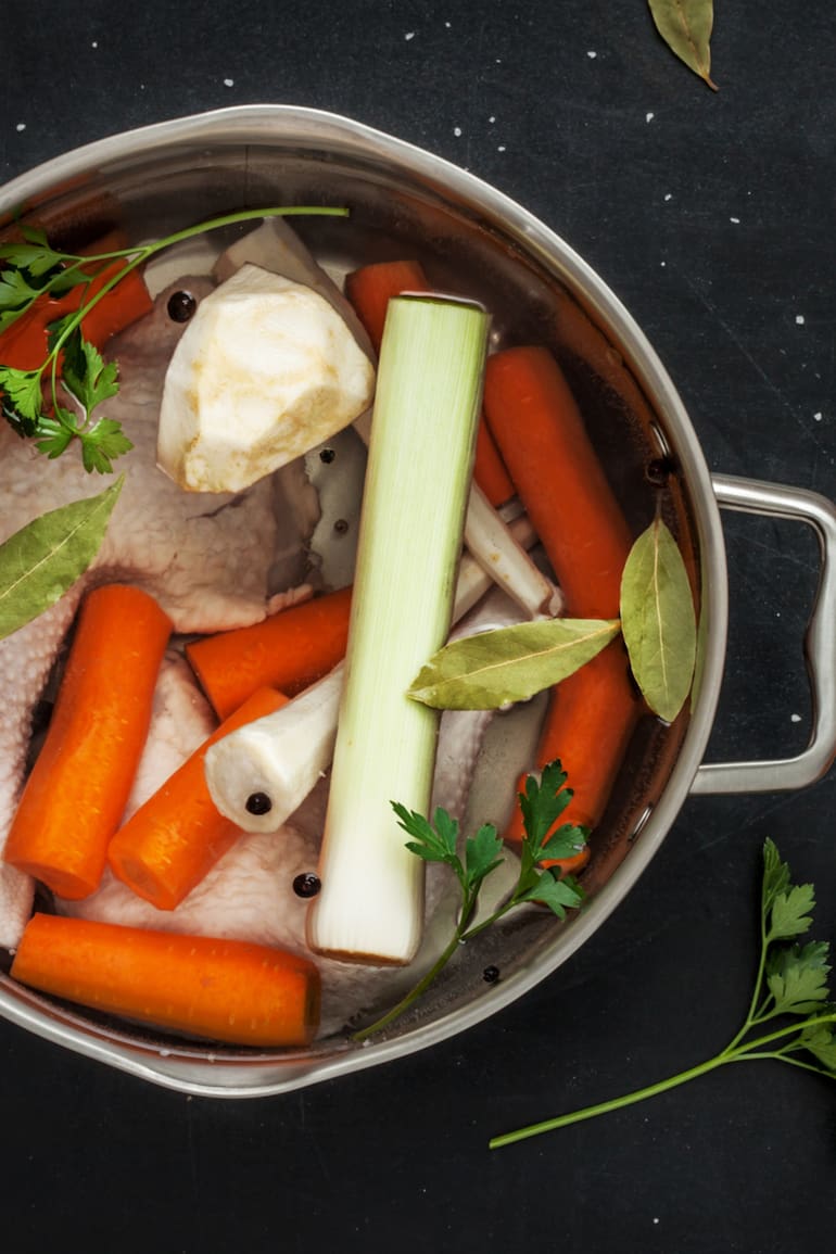 Los caldos de vegetales se usan como base para sopas y consomés.