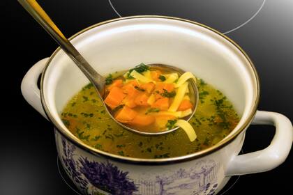 Los caldos son a los que recurrimos cuando estamos enfermos (Foto ilustrativa: PEXELS)
