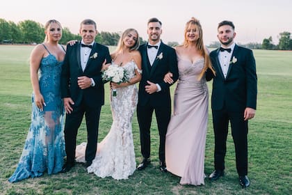 Los Calvagni. De izquierda a derecha: Camila –la hermana de Caro–, Daniel, los novios, Viviana Aguirre –su mamá– y Gastón –su hermano–.
