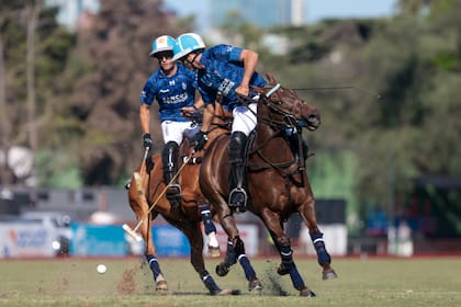 Los Cambiaso, hijo y padre, durante la semifinal ante Ellerstina
