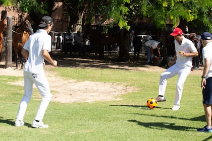 Los Cambiaso se ponen a punto para salir a la cancha.