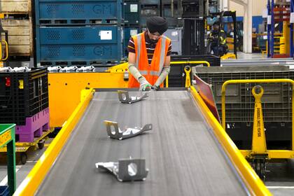 Los cambios arancelarios no solo modificarán el precio del producto final, sino que podrían generar que se replantee toda la lógica de la cadena productiva (Chris Young/The Canadian Press vía AP, Archivo)