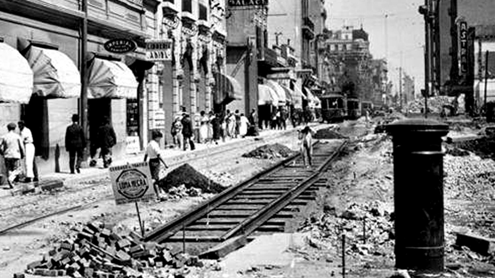 Los cambios sobre Corrientes que en 1936 fue ensanchada y convertida en avenida