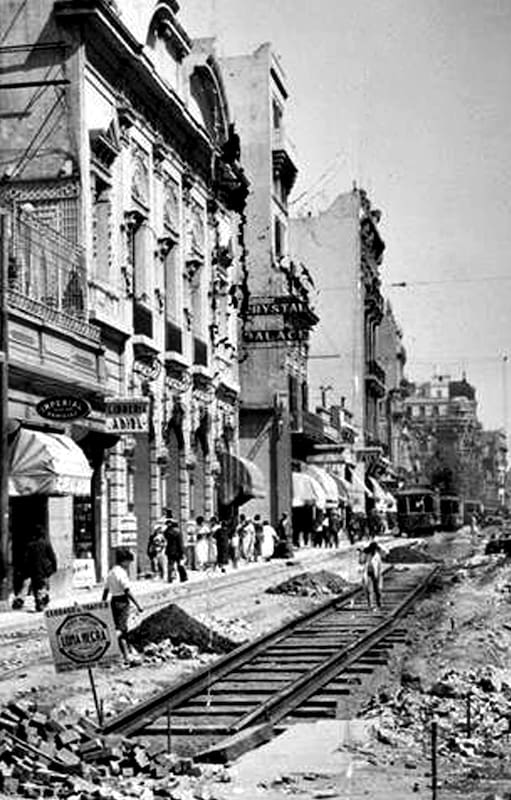 Los cambios sobre Corrientes que en 1936 fue ensanchada y convertida en avenida