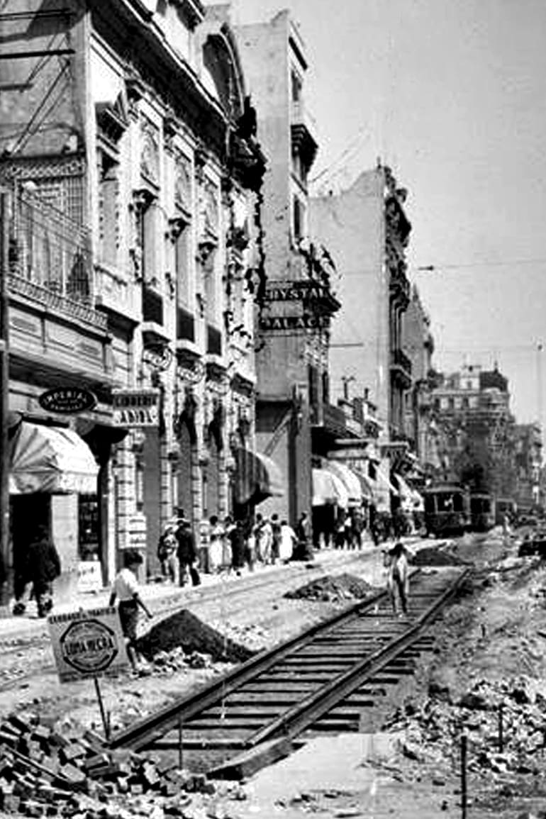Los cambios sobre Corrientes que en 1936 fue ensanchada y convertida en avenida