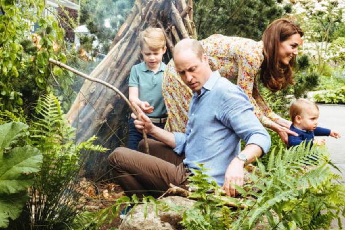 Los Cambridge con sus hijos disfrutando del jardín.