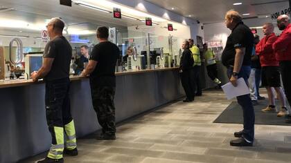 Los camioneros aún deben hacer fila para mostrar sus documentos