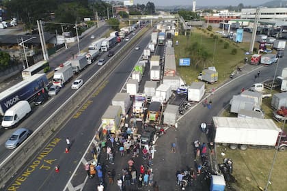 Los camioneros cortan parcialmente la autopista BR-116 en protesta por el alto costo del combustible