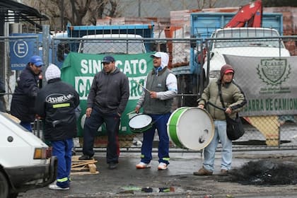Los activistas del gremio de los camioneros en un bloqueo a una empresa