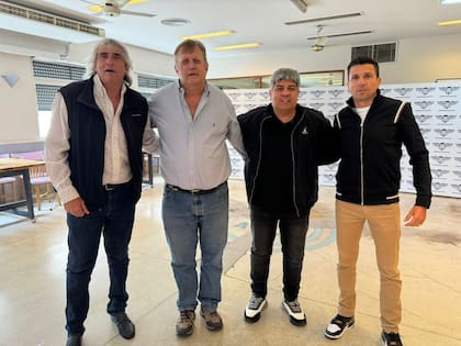 Los camioneros Omar Pérez y Pablo Moyano con los dirigentes aeronáuticos Pablo Biró y Juan Pablo Brey