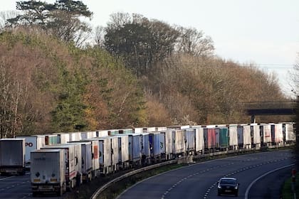 Los camiones de carga permanecen en cola en la autopista M20, en dirección sur, que conduce al puerto de Dover, en Ashsford, en el sureste de Inglaterra, el 25 de diciembre de 2020