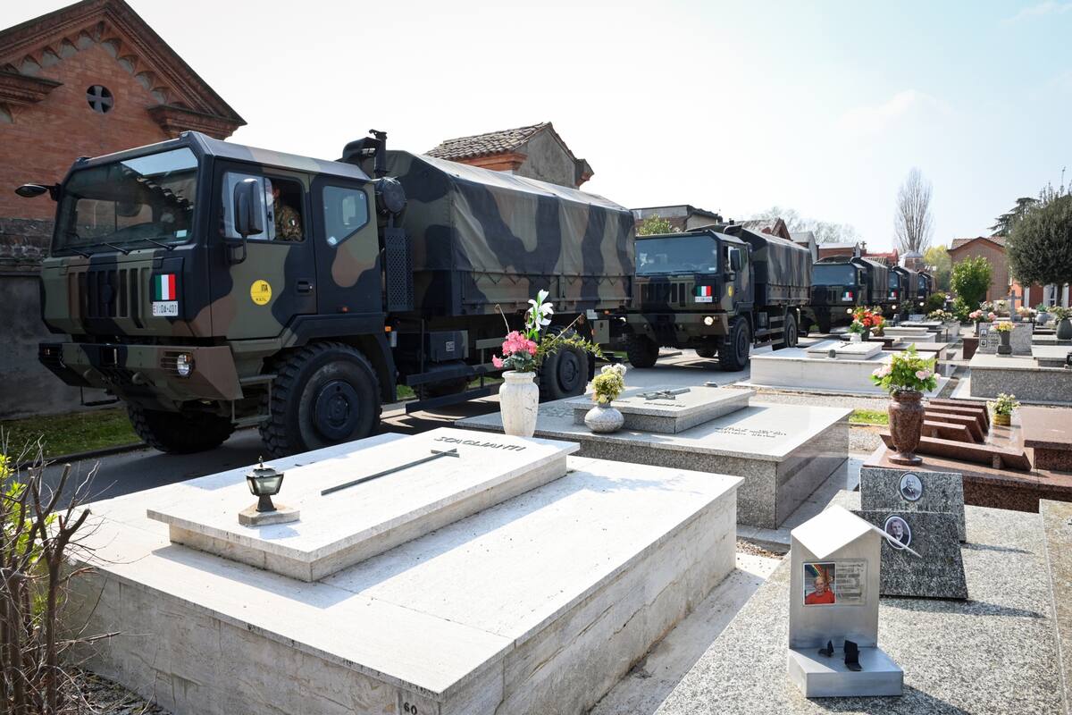 Los camiones de la armada italiana transportan féretros desde Bergamo al cementerio de Ferrara