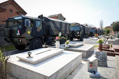 Los camiones de la armada italiana transportan féretros desde Bergamo al cementerio de Ferrara