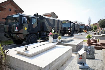 El ejército italiano transporta féretros al cementerio de Bergamo