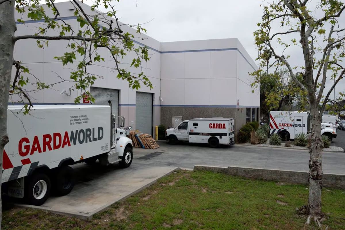 Los camiones de transporte de GardaWorld, un almacén de dinero ubicado en el Valle de San Fernando