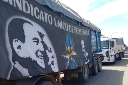 Los camiones del Sindicato Único de Fleteros de la República Argentina frente a la sede de la Cooperativa Agrícola Ganadera Ascensión