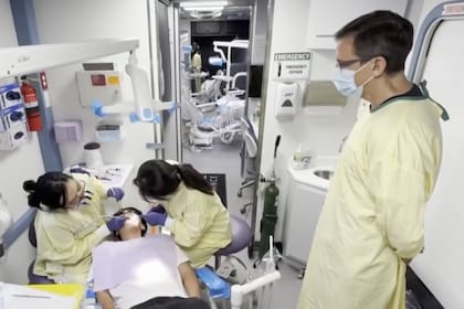 Los camiones realizan exámenes dentales, radiografías, tratamientos, revisiones de la vista y entrega de recetas y anteojos